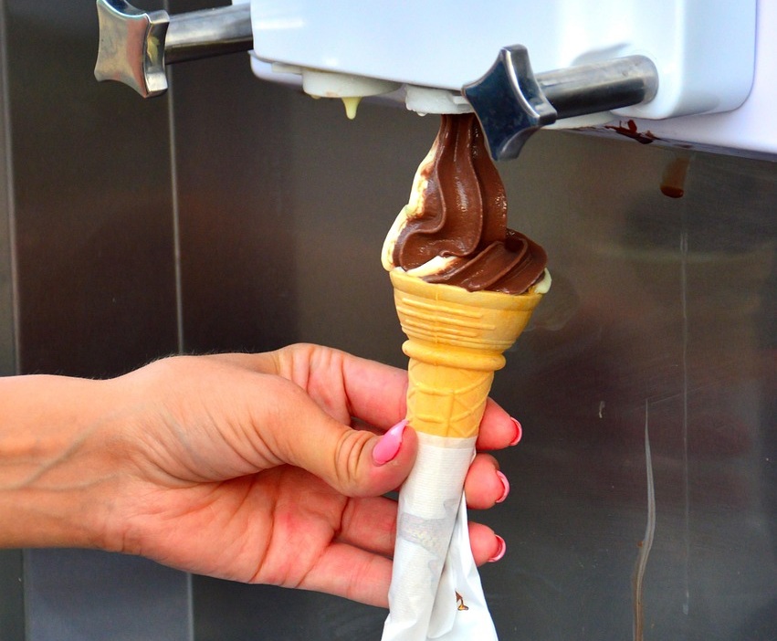 Lody włoskie śmietankowo-czekoladowe nakładane do wafelka z automatu — przykład klasycznych lodów włoskich.